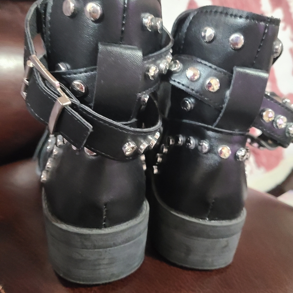 Fashion Boots With Silver Buckles - Picture 4 of 5